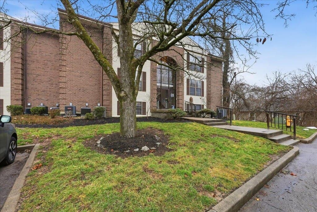 2 bedroom condo for sale at 624 Truman Ln Unit 105 Bellevue - $147,000