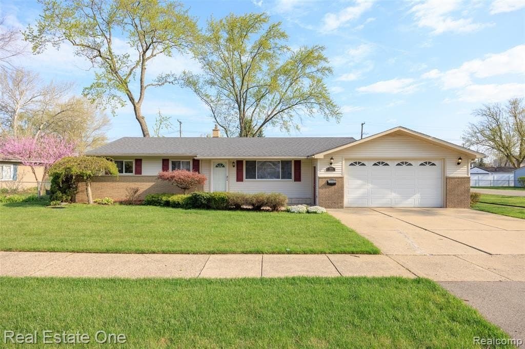 3 bedroom house for sale at 28612 Donnelly St Garden City 48135 - $269,000