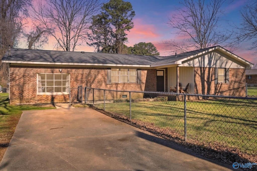 3 bedroom house for sale at 1002 Rose Rd Albertville - $239,900