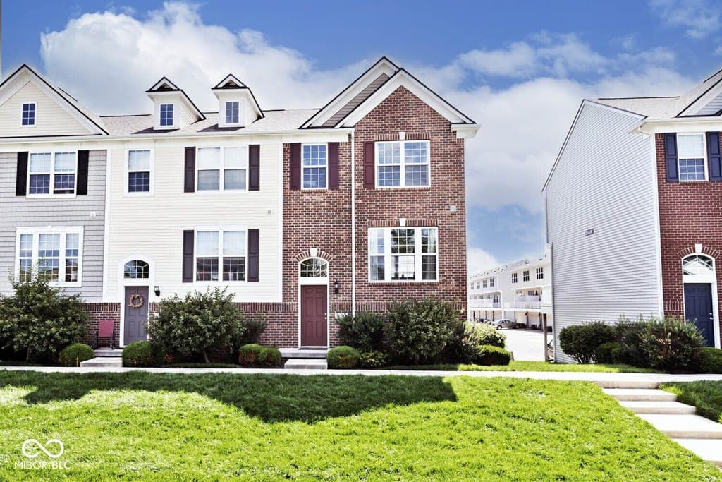 3 bedroom townhouse for sale at 12692 Tamworth Dr Fishers 46037 - $275,000