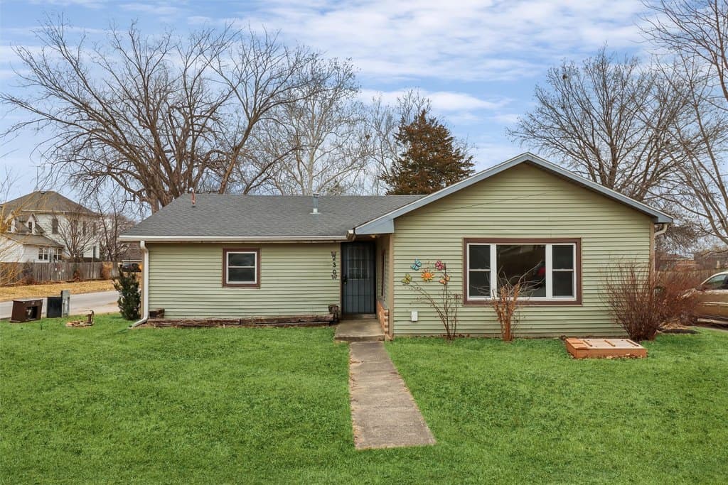 3 bedroom house for sale at 230 Main St Carlisle - $187,000