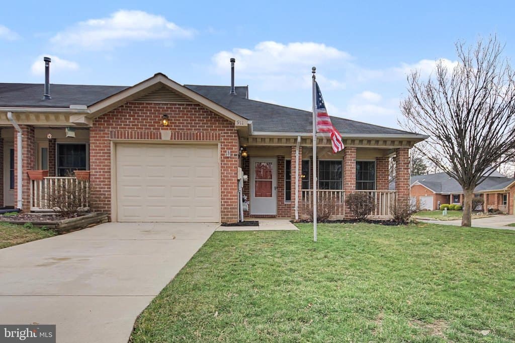 2 bedroom townhouse for sale at 911 Yardarm Ln Annapolis - $515,000