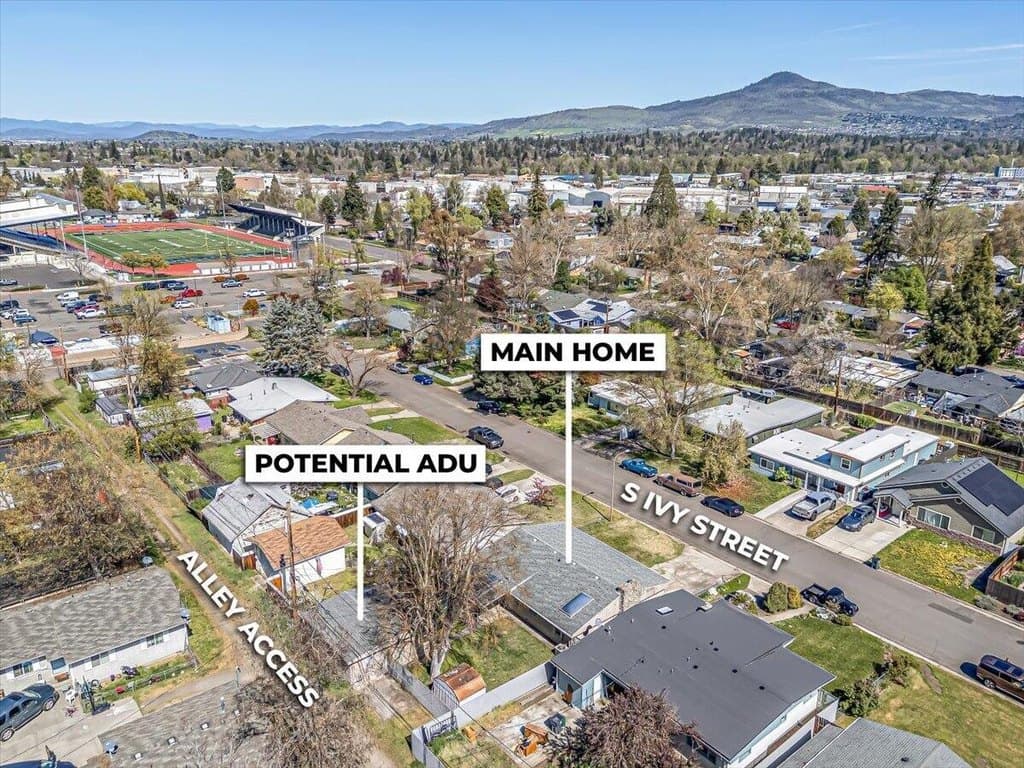 3 bedroom house for sale at 944 S Ivy St Medford - $320,000