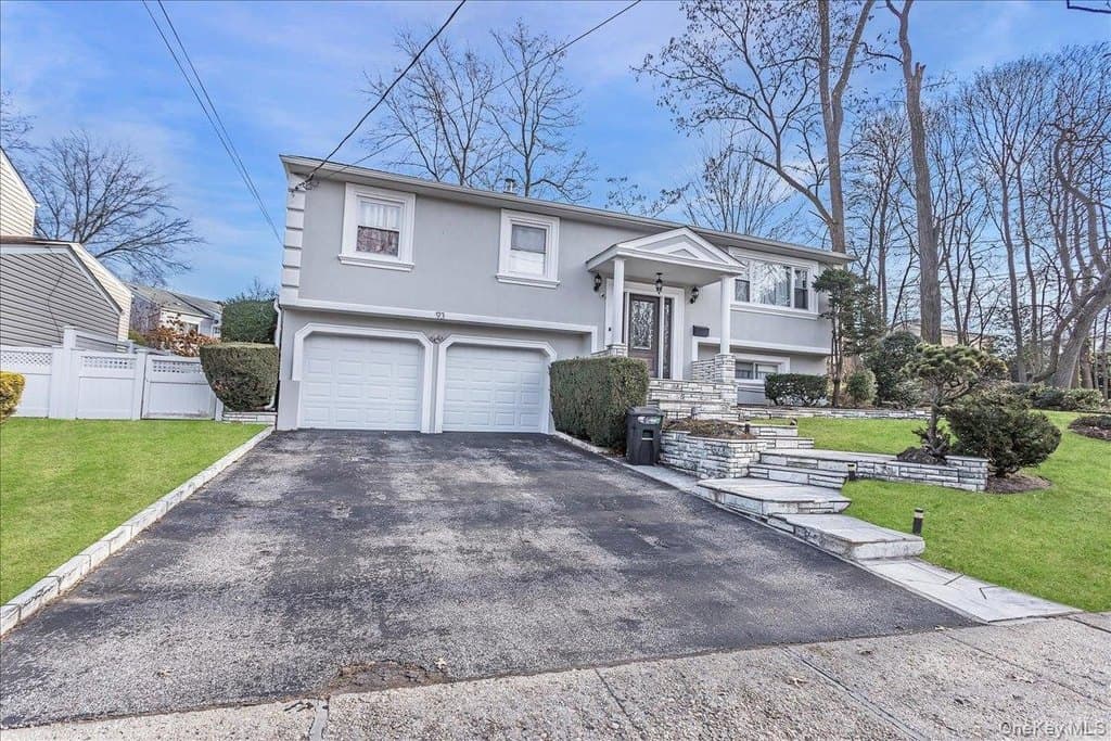 4 bedroom house for sale at 93 Searingtown Rd Albertson - $1,188,888