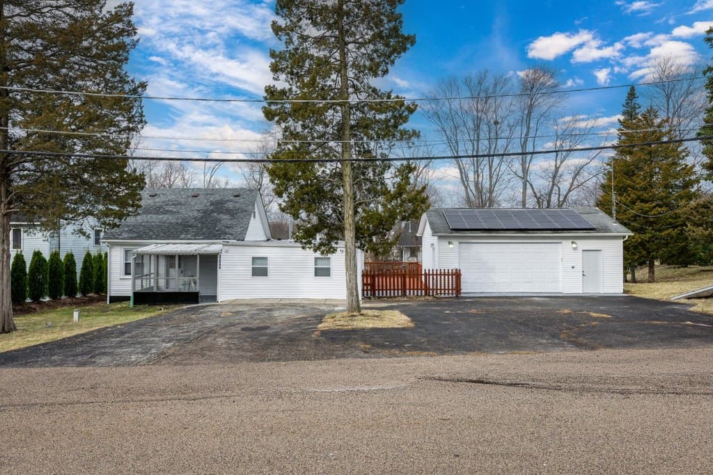 4 bedroom house for sale at 37544 N Columbus Ave Venetian Village 60046 - $329,900