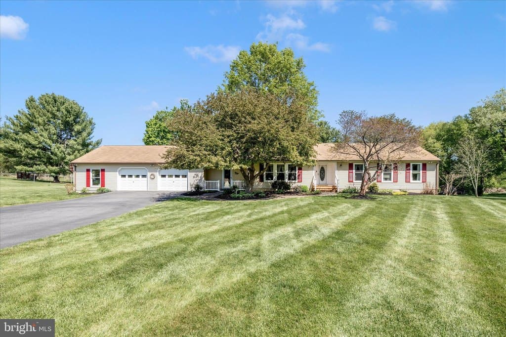 2 bedroom house for sale at 5910 Lawrence Ct Adamstown - $540,000