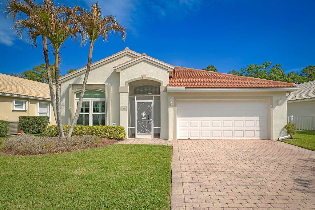 3 bedroom house for sale at 7004 SE Twin Oaks Cir Stuart 34997 - $655,000