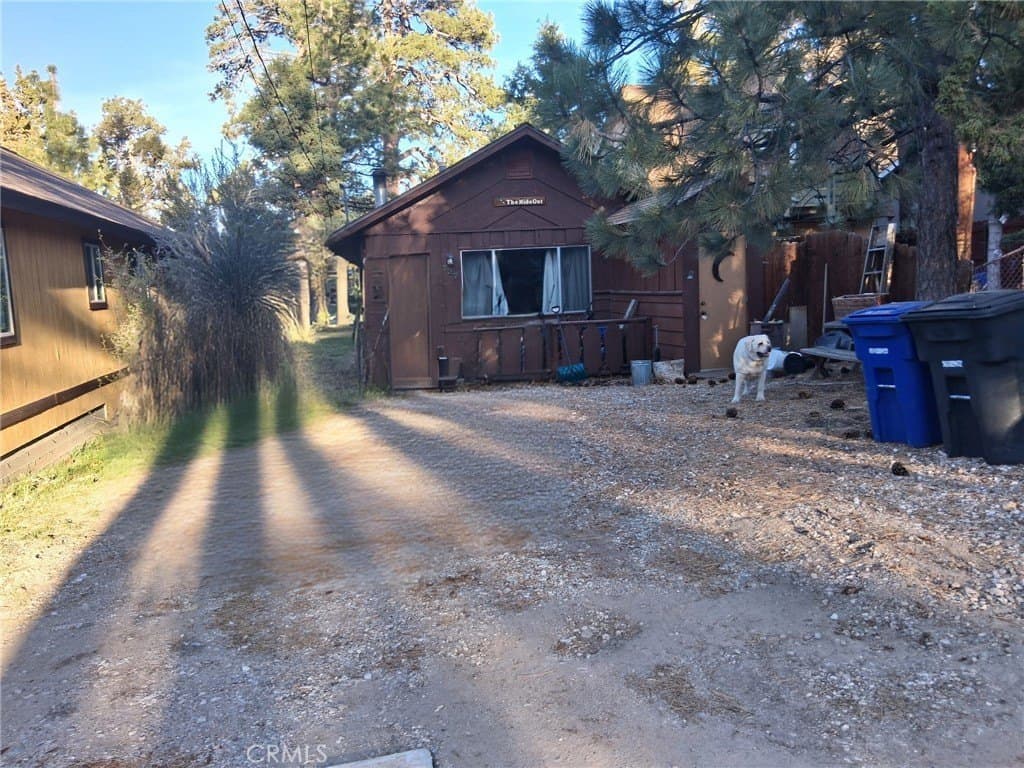 2 bedroom house for sale at 727 Holmes Ln Big Bear City - $320,000