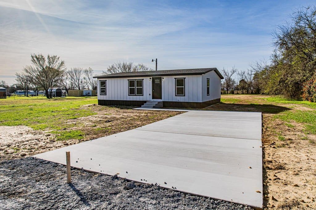 3 bedroom mobile home for sale at 112 Private Road 1307 Bridgeport - $200,000