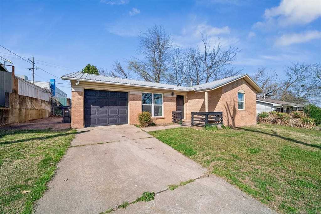 3 bedroom house for sale at 18533 E Admiral Blvd Catoosa - $169,000
