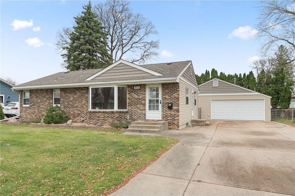 3 bedroom house for sale at 811 Pandora Dr NE Fridley 55432 - $320,000