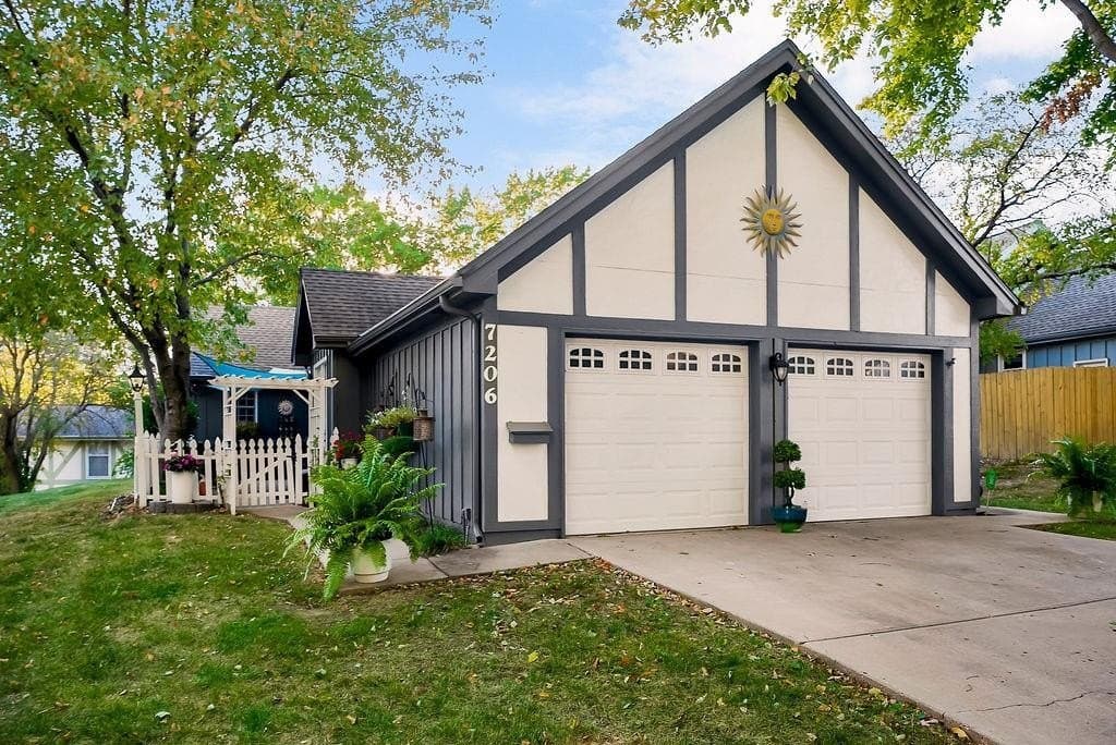 3 bedroom house for sale at 7206 Mastin St Merriam 66203 - $400,000