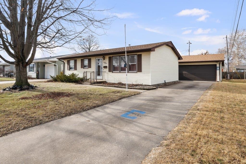 3 bedroom house for sale at 1313 Blackhawk Ln Camanche - $172,000