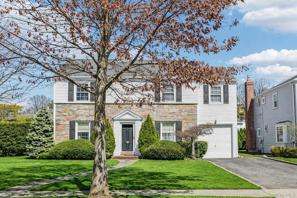 3 bedroom house for sale at 87 Kingsbury Rd Garden City 11530 - $1,499,000