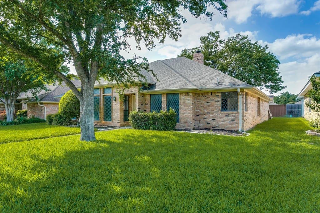 3 bedroom house for sale at 3913 Bobbin Ln Addison - $659,000