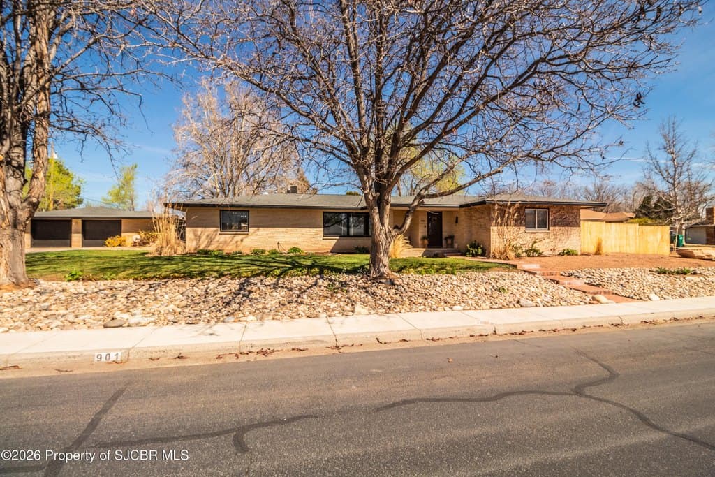 4 bedroom house for sale at 901 E Crestview Dr Farmington 87401 - $409,000