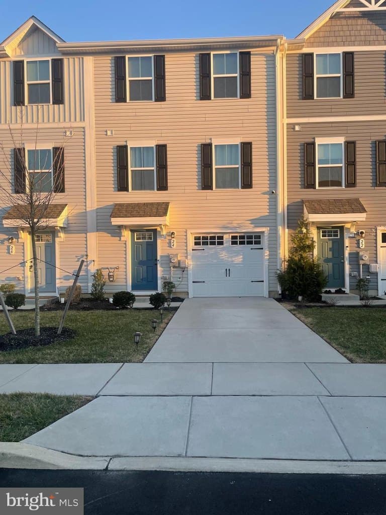 3 bedroom townhouse for sale at 24-L Wendowski St Beverly - $370,000