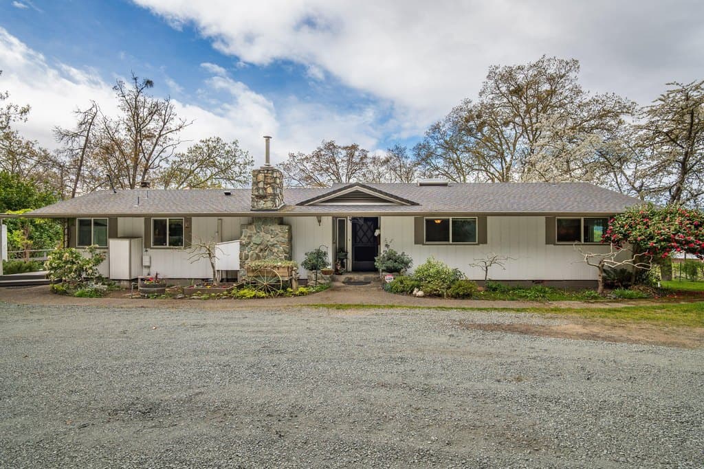 3 bedroom house for sale at 3336 Midway Ave Grants Pass 97527 - $675,000