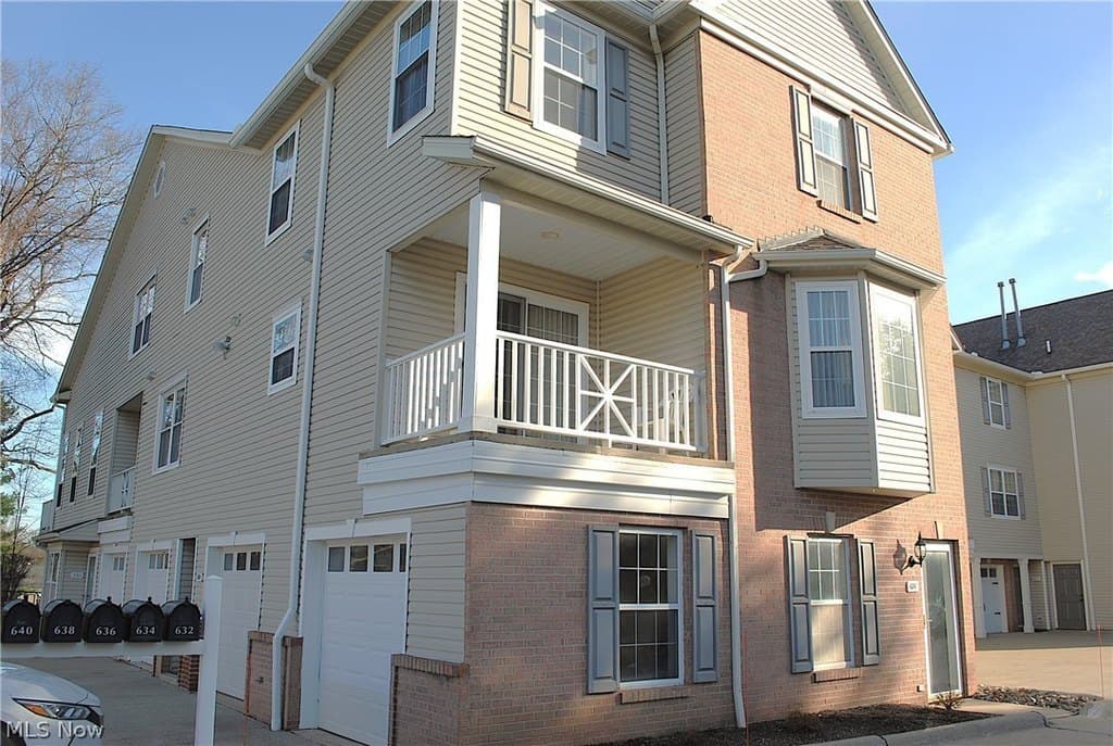 2 bedroom condo for sale at 636 Tollis Pkwy Broadview Heights - $179,900