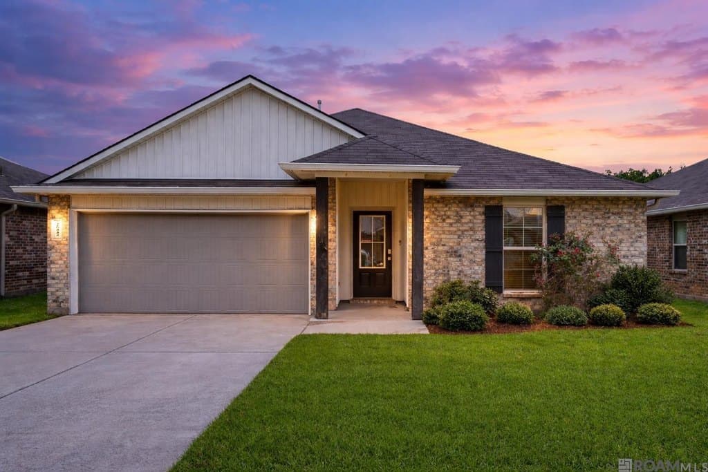 3 bedroom house for sale at 28445 Evangeline Ln Albany - $228,000