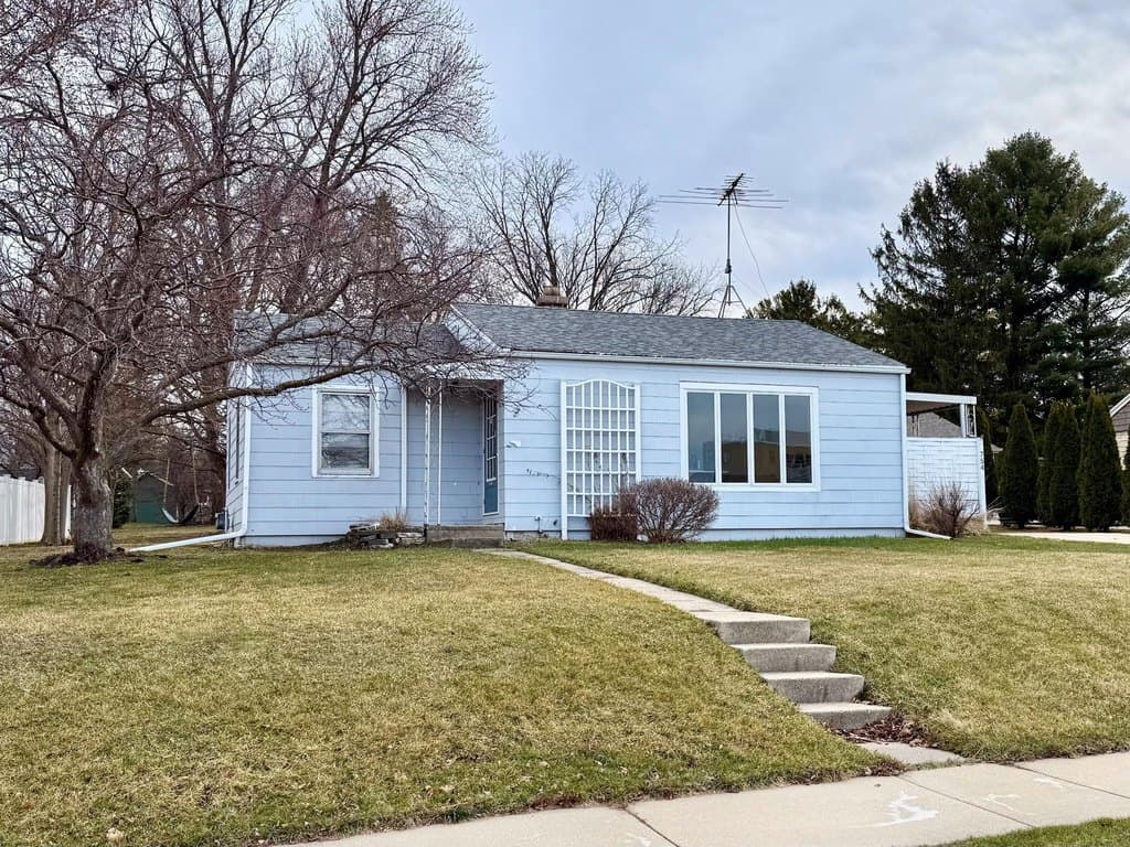 2 bedroom house for sale at 754 Summit Ave Oconomowoc 53066 - $300,000