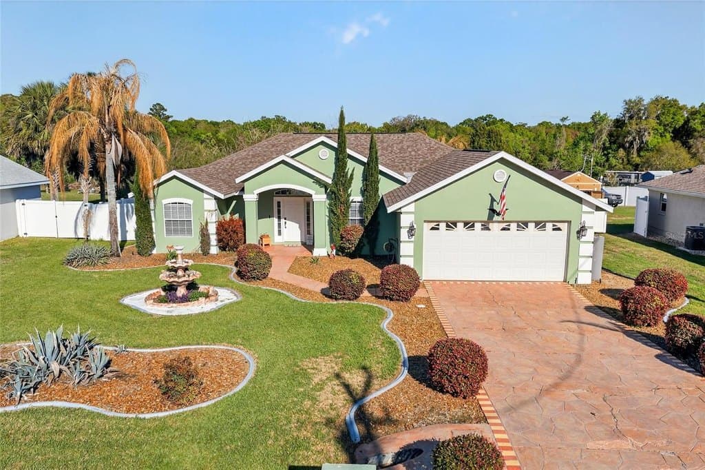 3 bedroom house for sale at 13101 SW 3rd Ct Ocala - $310,000