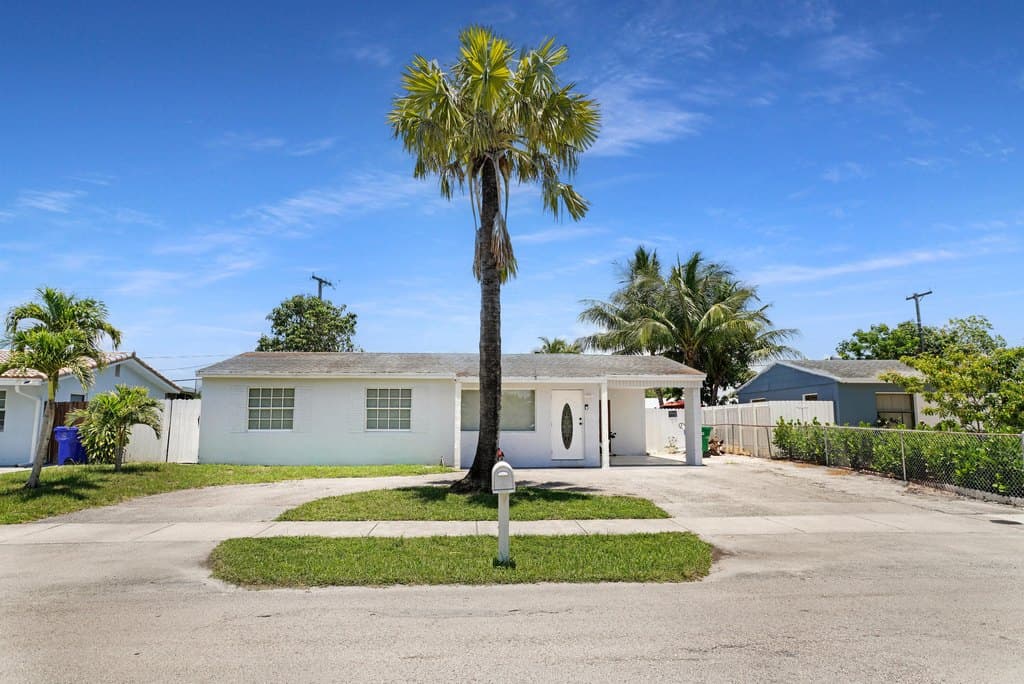 3 bedroom house for sale at 1395 SW 46th Ave Broadview Park - $499,900
