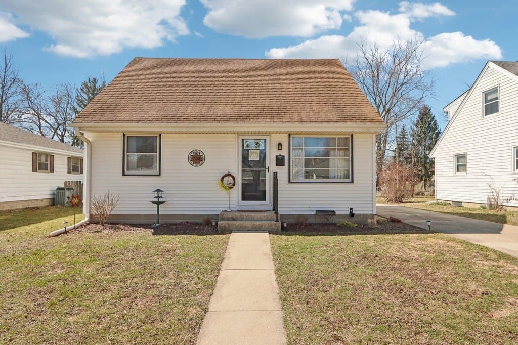 4 bedroom house for sale at 1308 W End Rd Waukesha 53188 - $359,900