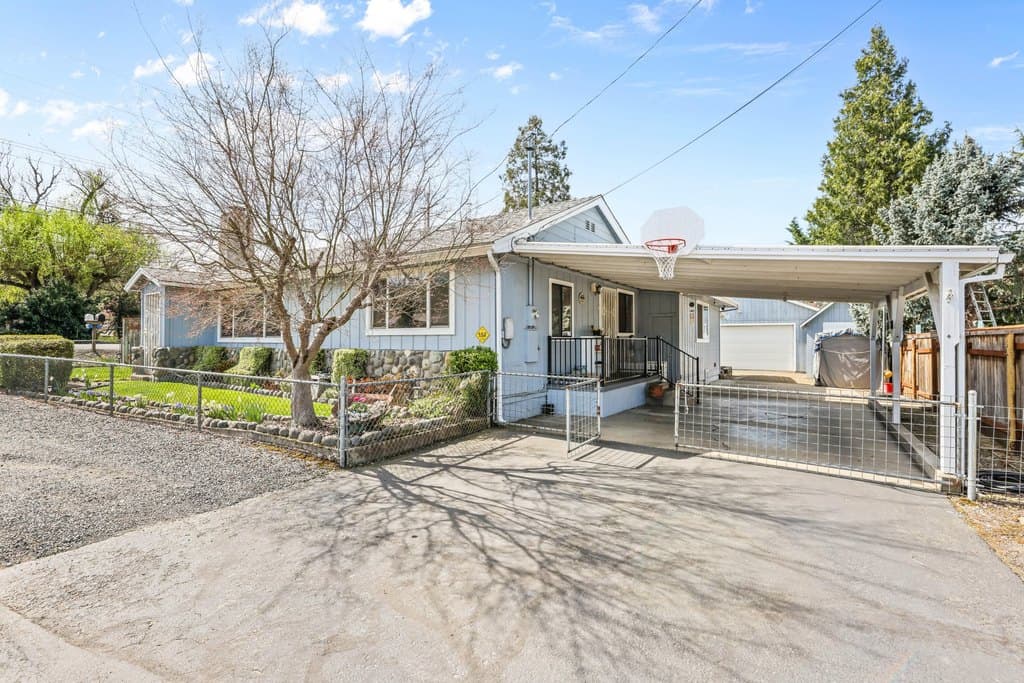 4 bedroom house for sale at 2590 Happy Valley Dr Medford - $375,000