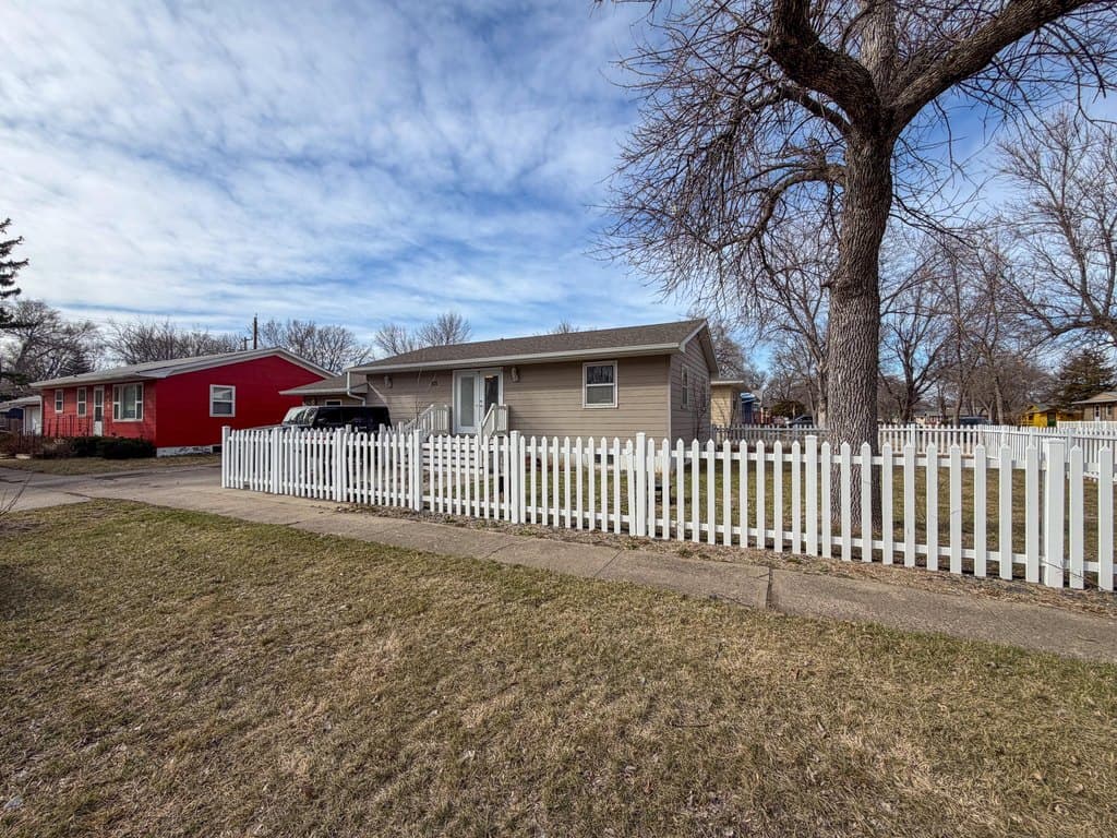 3 bedroom house for sale at 1171 Simmons Ave SE Huron 57350 - $189,900