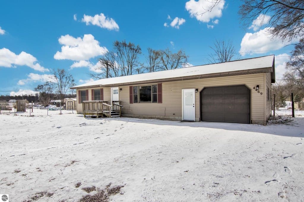 3 bedroom house for sale at 4469 S Curry Dr Traverse City 49685 - $290,500