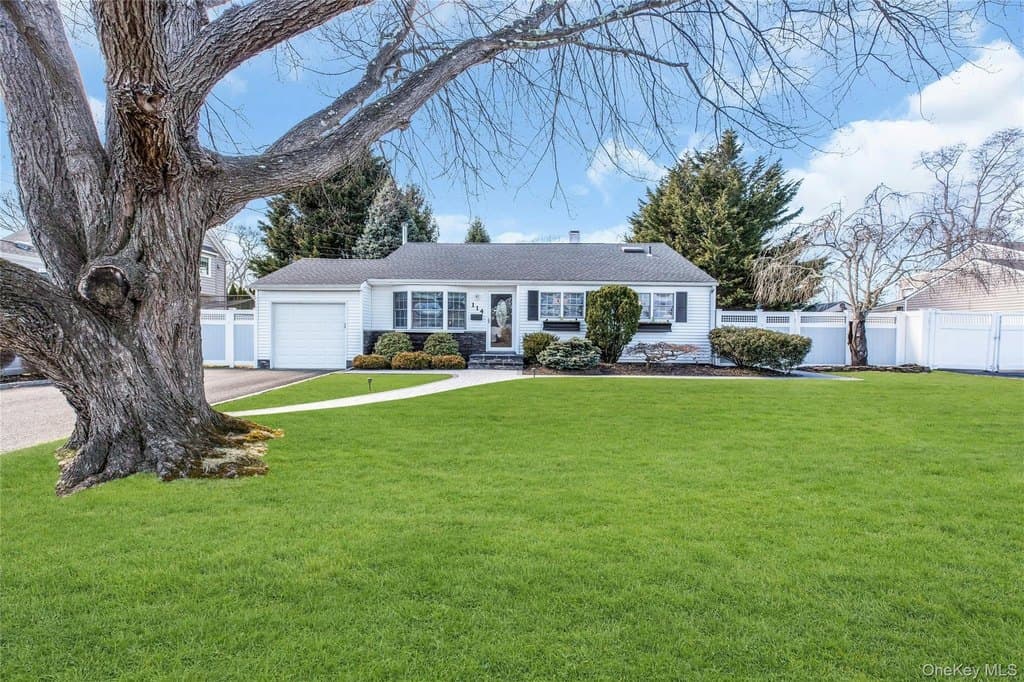 3 bedroom house for sale at 114 Lowell Rd Sayville 11782 - $739,000