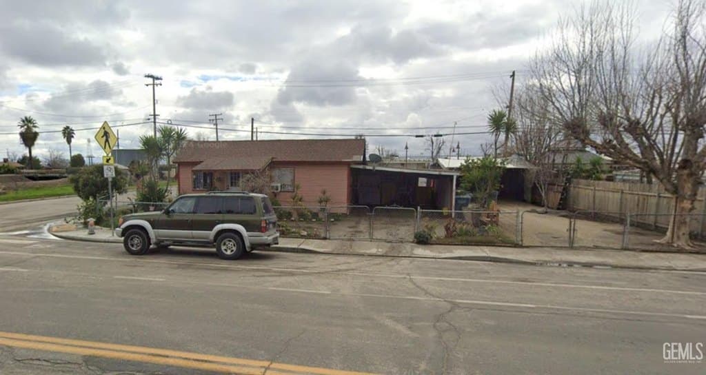 2 bedroom house for sale at 287 E 1st St Buttonwillow - $169,900