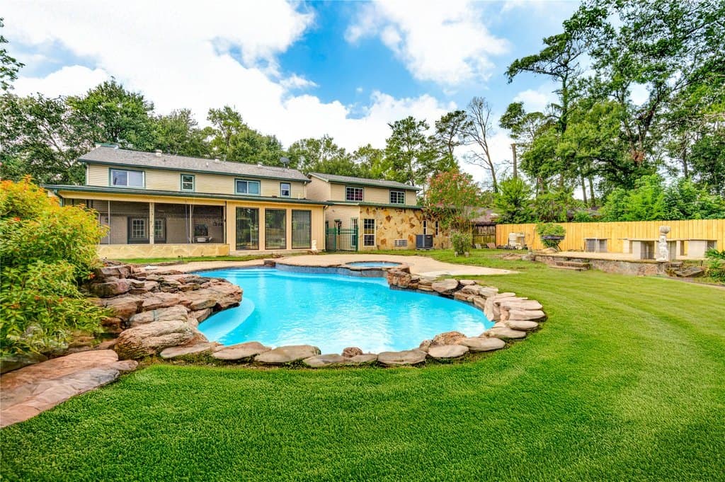 3 bedroom house for sale at 303 Shady Glen Ln Conroe 77385 - $524,000