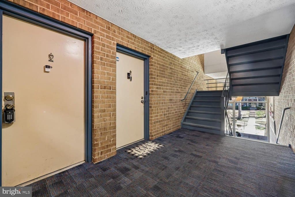 3 bedroom condo for sale at 452 Girard St Unit 356 Gaithersburg 20877 - $250,000