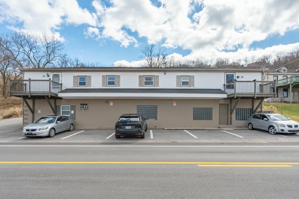 6 bedroom multi-family for sale at 435 River Rd Bromley - $475,900