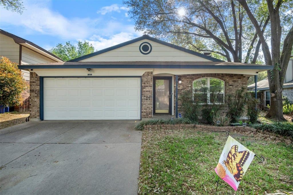 3 bedroom house for sale at 1010 Blue Jay Dr Mansfield 76063 - $270,000