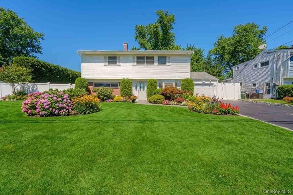 3 bedroom house for sale at 519 Gwynn St Babylon 11702 - $749,000
