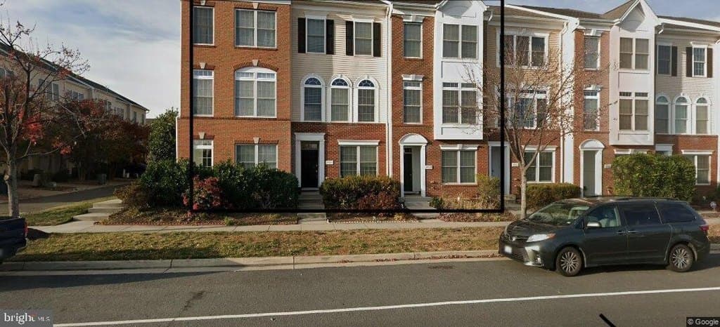 3 bedroom townhouse for sale at 25031 Riding Center Dr Chantilly - $567,000