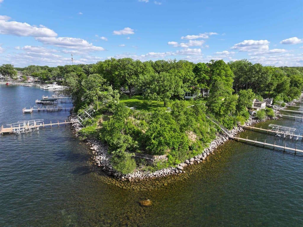 4 bedroom house for sale at 162 Pillsbury Pt Arnolds Park - $2,470,000