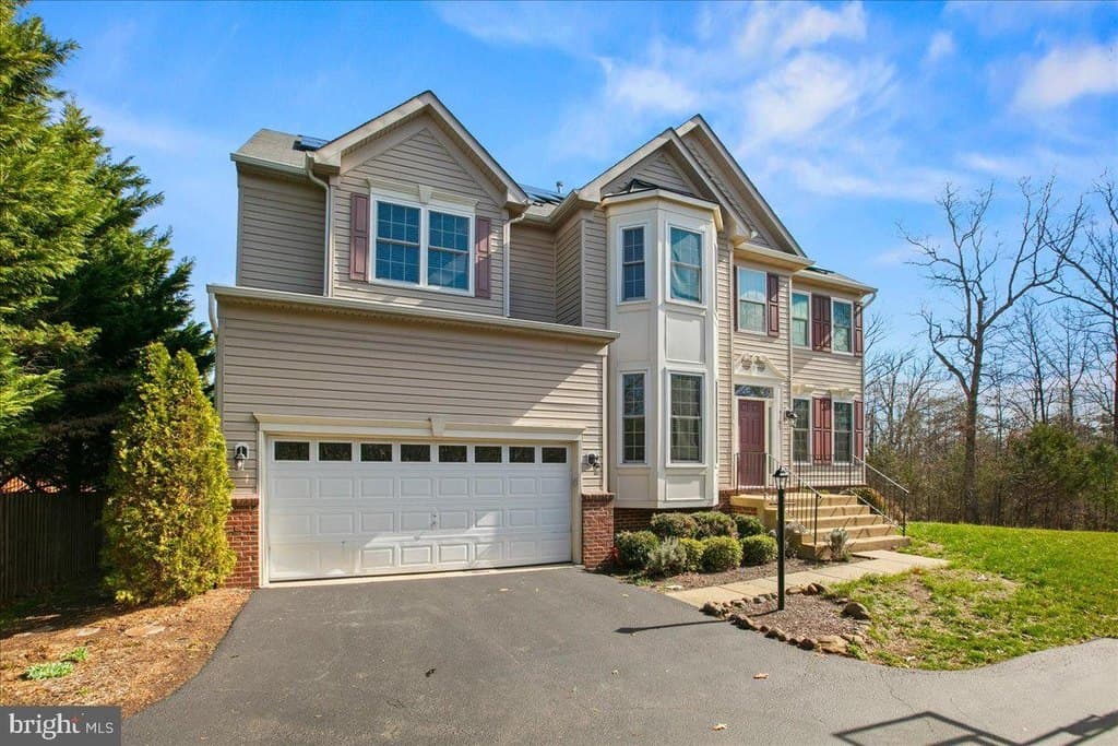 4 bedroom house for sale at 9141 Autumn Glory Ln Bristow - $915,000
