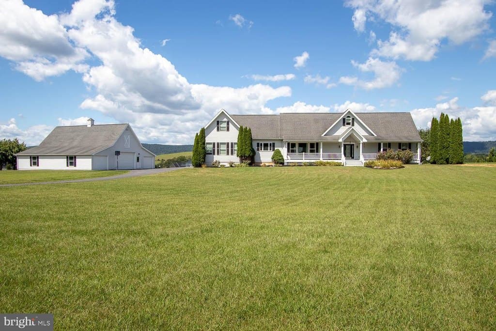 6 bedroom house for sale at 171 Hidden Lake Dr Centre Hall - $750,000