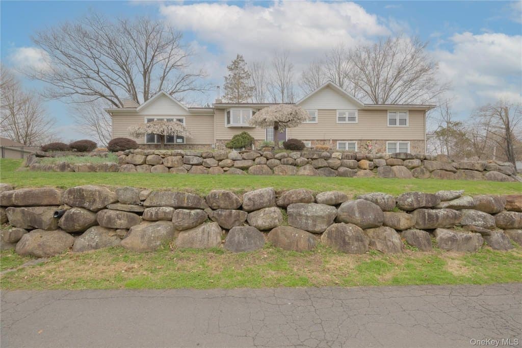 5 bedroom house for sale at 2 Emily Ln Stony Point 10980 - $959,000