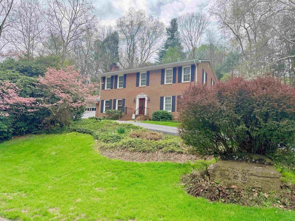 4 bedroom house for sale at 28 Round Hill Dr Radford 24141 - $465,000