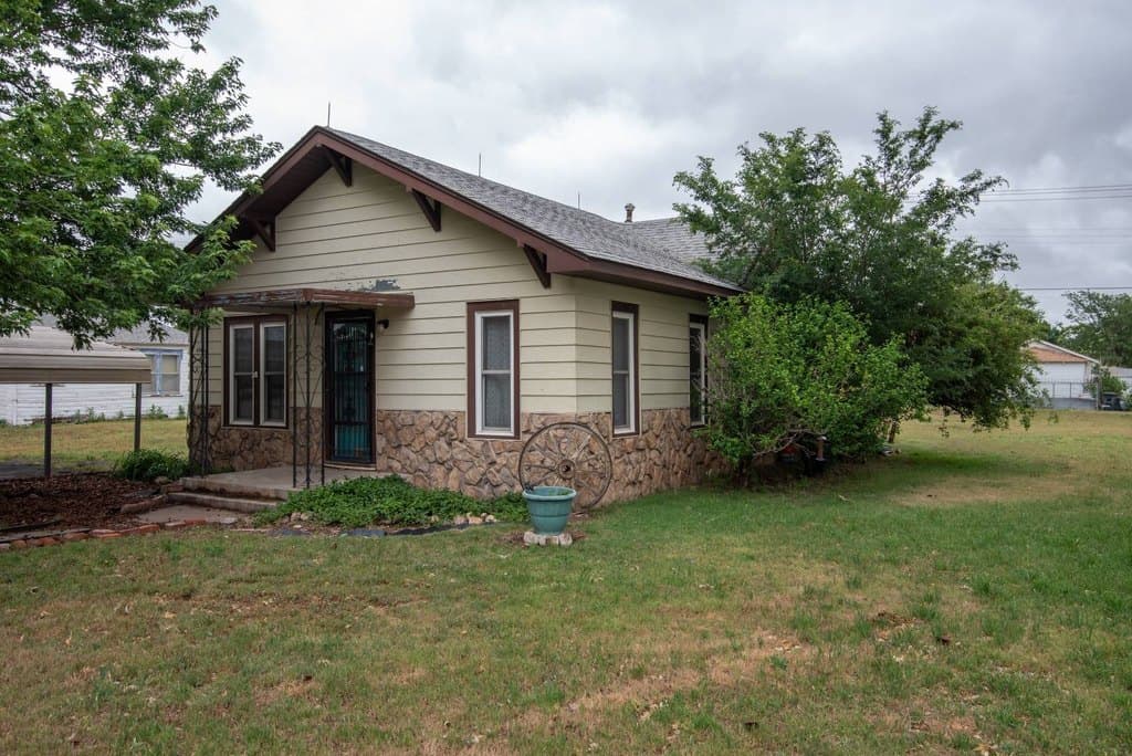 2 bedroom house for sale at 220 N Washington St Arnett - $69,000
