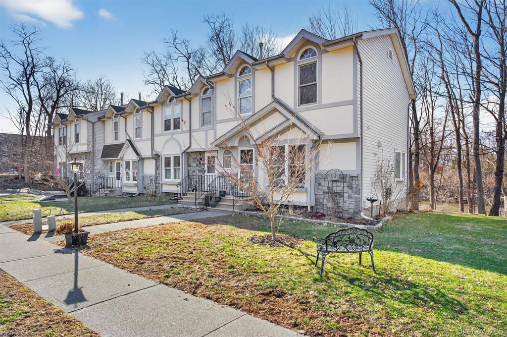 3 bedroom condo for sale at 50 Angela Ct Beacon - $454,930