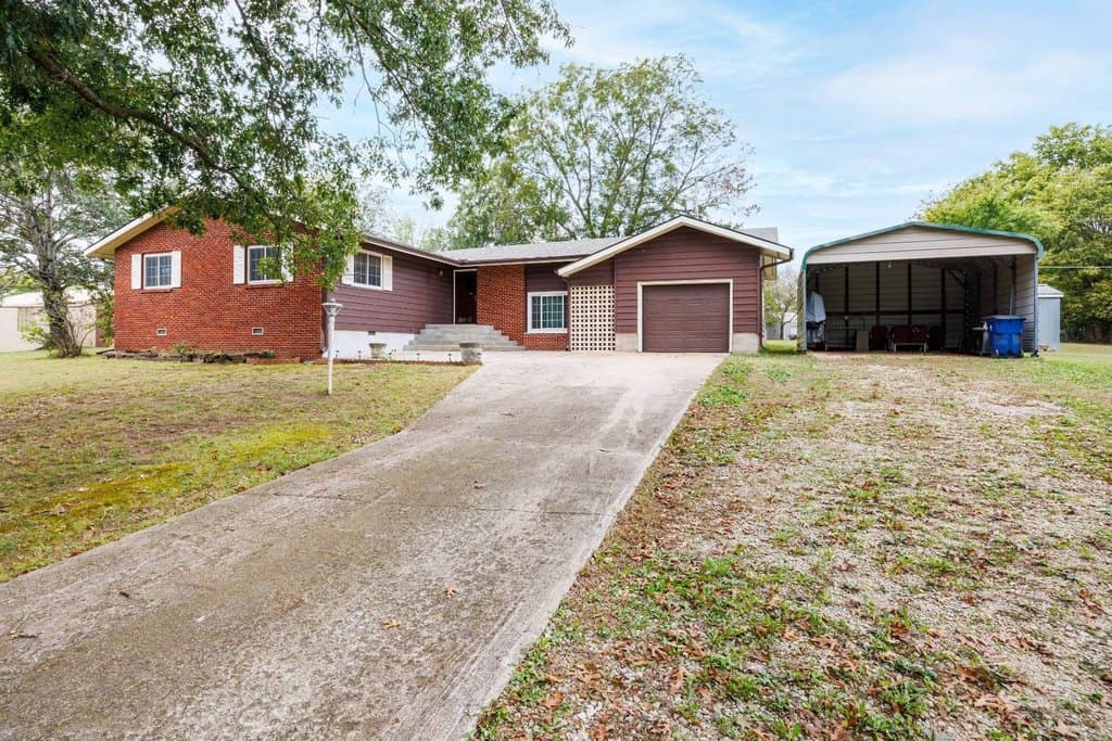 3 bedroom house for sale at 106 S Smith St Caney - $200,000