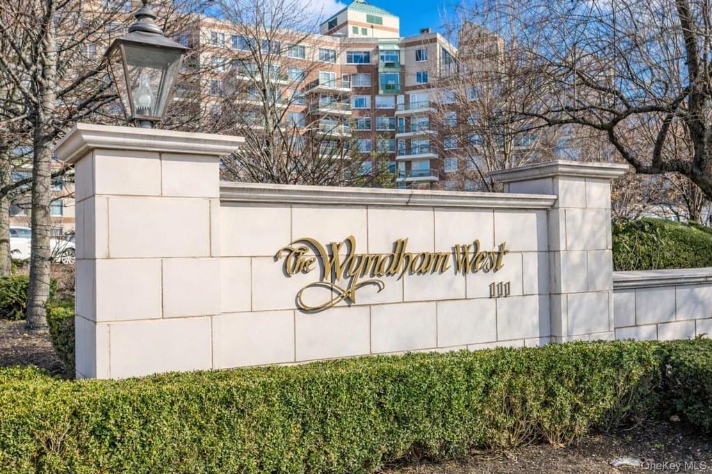 1 bedroom condo for sale at 111 Cherry Valley Ave Apt M11 Garden City 11530 - $749,000