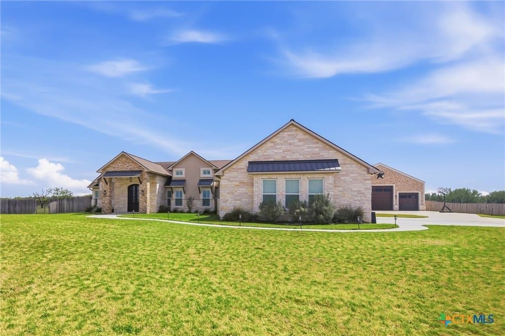 4 bedroom house for sale at 500 Sendera Loop Victoria 77904 - $1,199,000