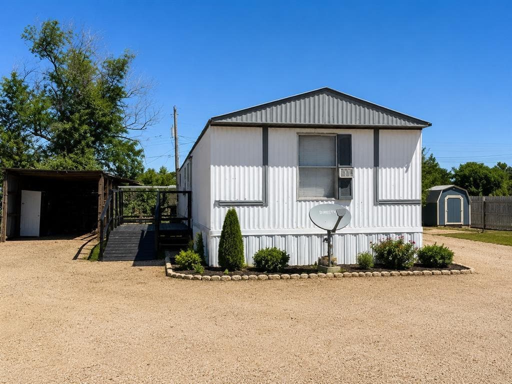 3 bedroom mobile home for sale at 209 E Marivena St Port O'Connor 79235 - $19,999